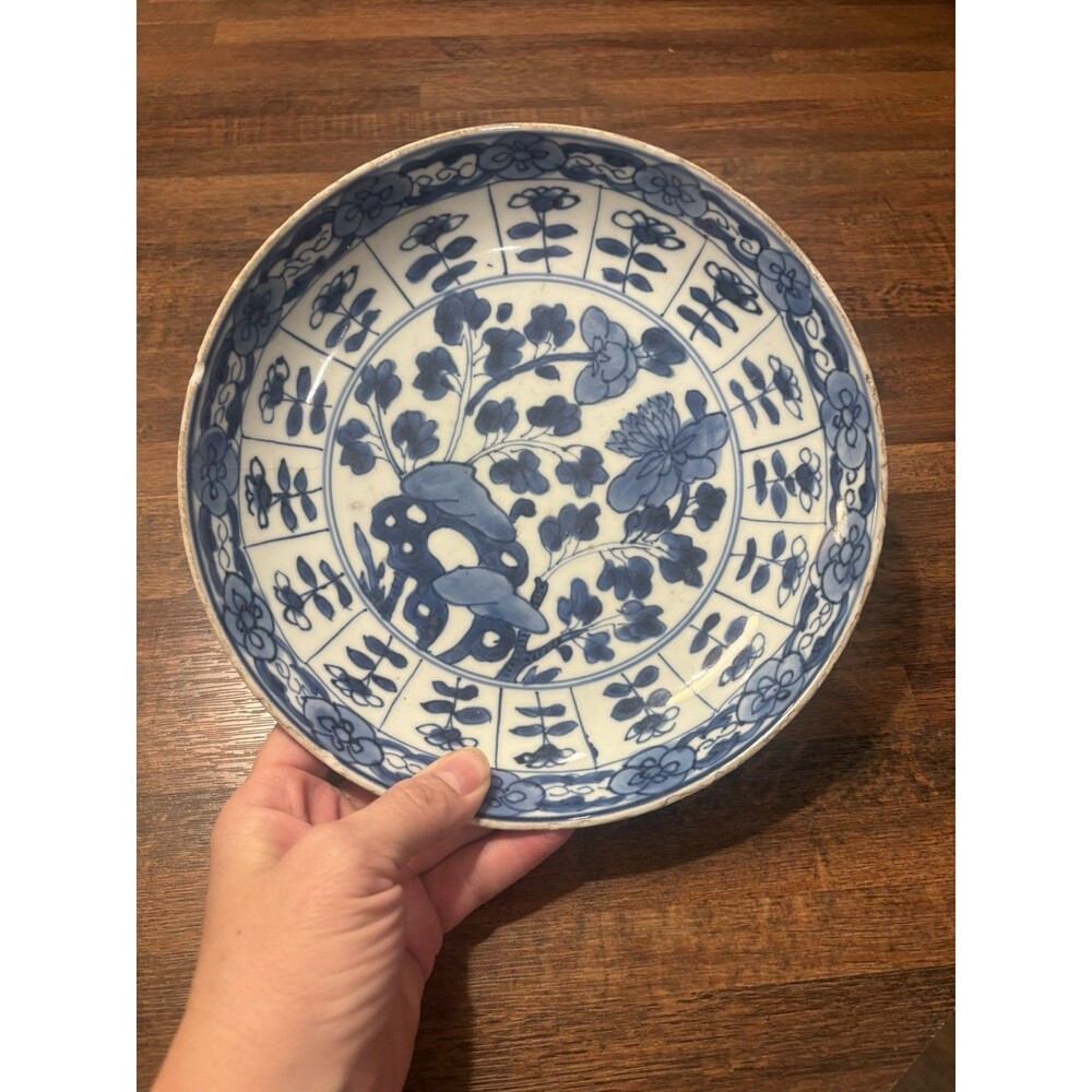 Chinese blue and white porcelain dish from the Kangxi period (1662-1722).
